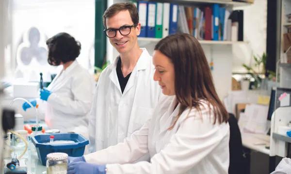Le chercheur Nicolas Manel, chef d’équipe à l’Institut Curie, dans son laboratoire