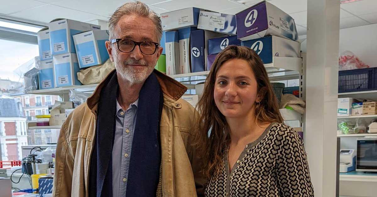 Thierry Lhermitte en visite labo pour rencontrer Chloé Tezenas du Montcel, psychiatre, soutenue par la FRM pour son projet de thèse de sciences au sujet de l'anorexie mentale.