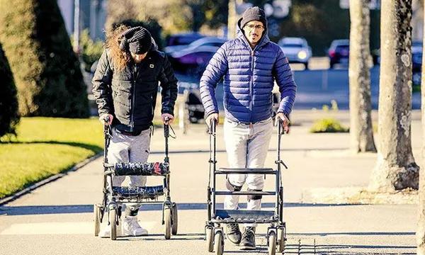 Des patients paraplégiques réussissent à marcher avec l'aide d'un système de suspension.